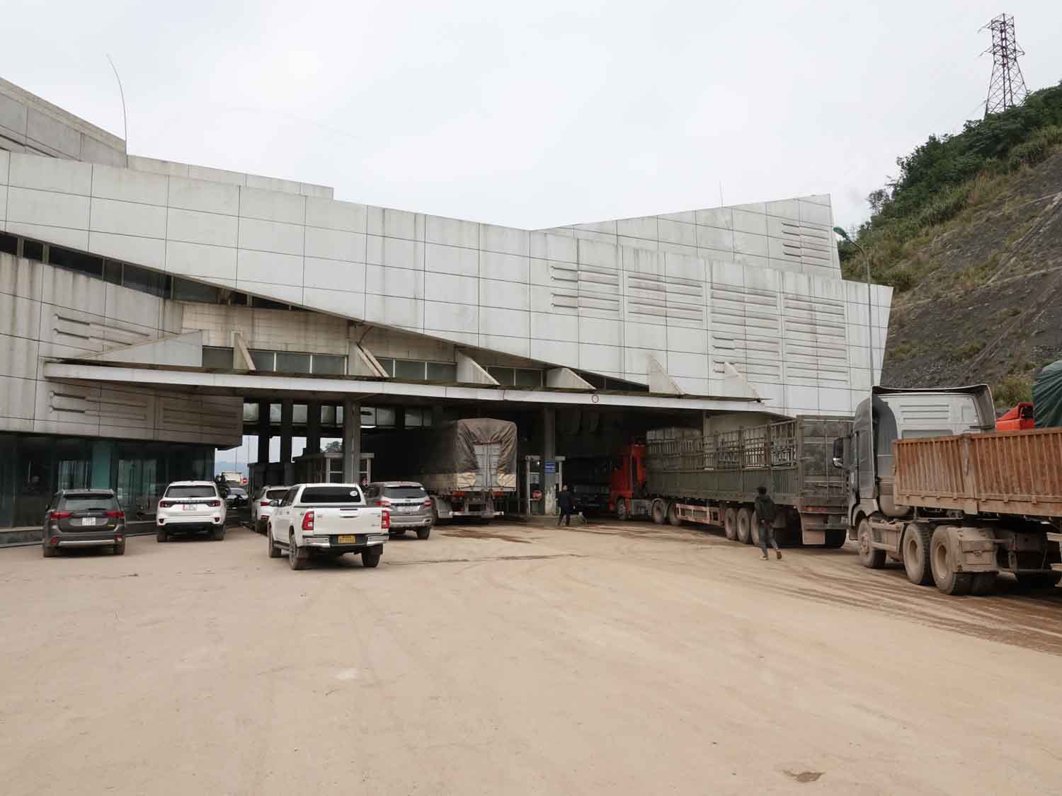 Cửa khẩu quốc tế Cầu Treo đìu hiu do đường liên tục bị sạt lở- Ảnh 2.
