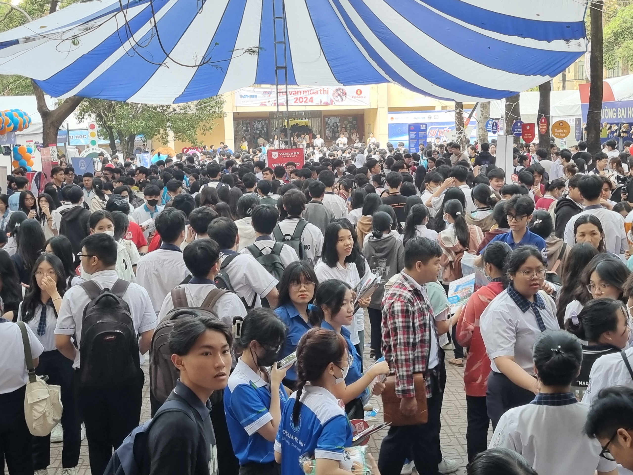 Tuyển sinh ĐH khối ngành kinh tế, ngân hàng và luật có gì mới?- Ảnh 1. Tuyển sinh ĐH khối ngành kinh tế, ngân hàng và luật có gì mới?- Ảnh 1.