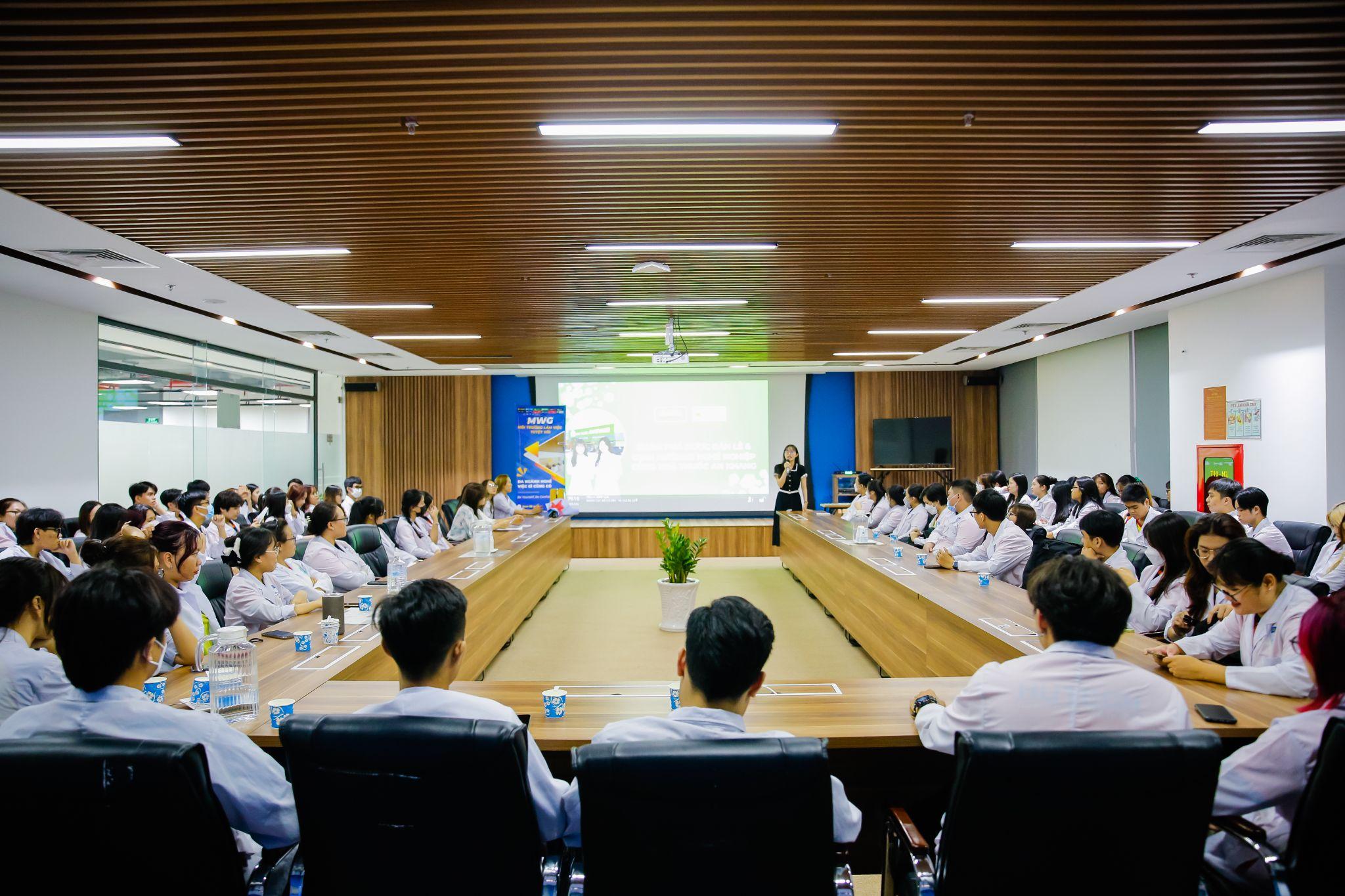 Gen Z học dược: Không chỉ là sách vở mà còn trải nghiệm nghề đa dạng - Ảnh 2.