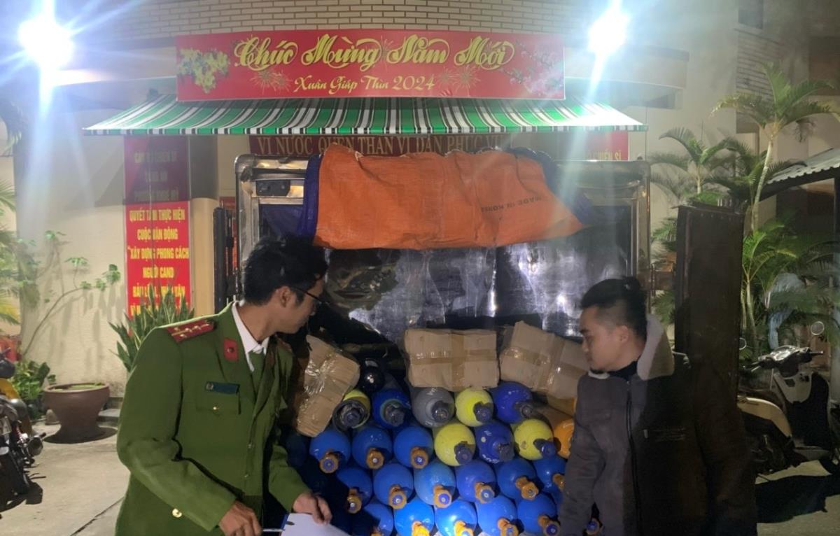 Đà Nẵng: Liên tiếp chặn bắt xe tải chở khí cười- Ảnh 3. Đà Nẵng: Liên tiếp chặn bắt xe tải chở khí cười- Ảnh 3.