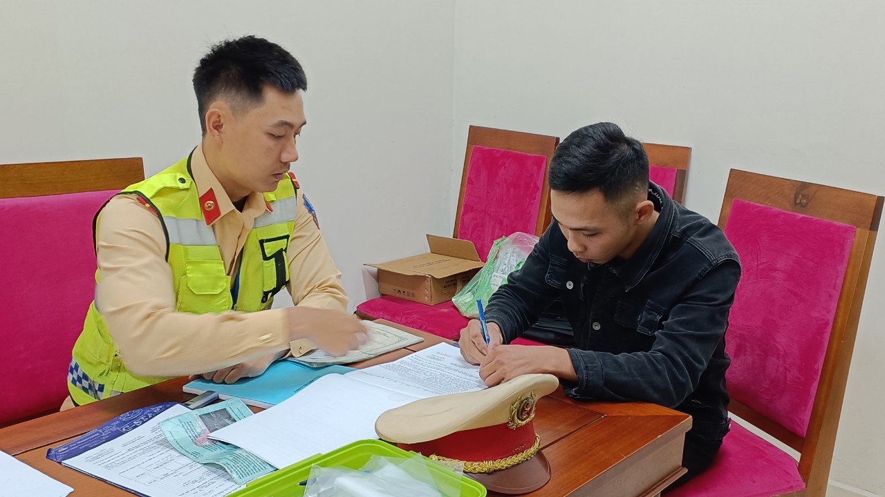 Đà Nẵng: Liên tiếp chặn bắt xe tải chở khí cười- Ảnh 2. Đà Nẵng: Liên tiếp chặn bắt xe tải chở khí cười- Ảnh 2.