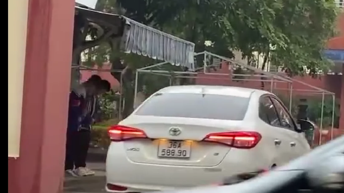 Trời giá rét, học sinh phải đứng ở cổng chào giáo viên lái ô tô vào trường- Ảnh 2.