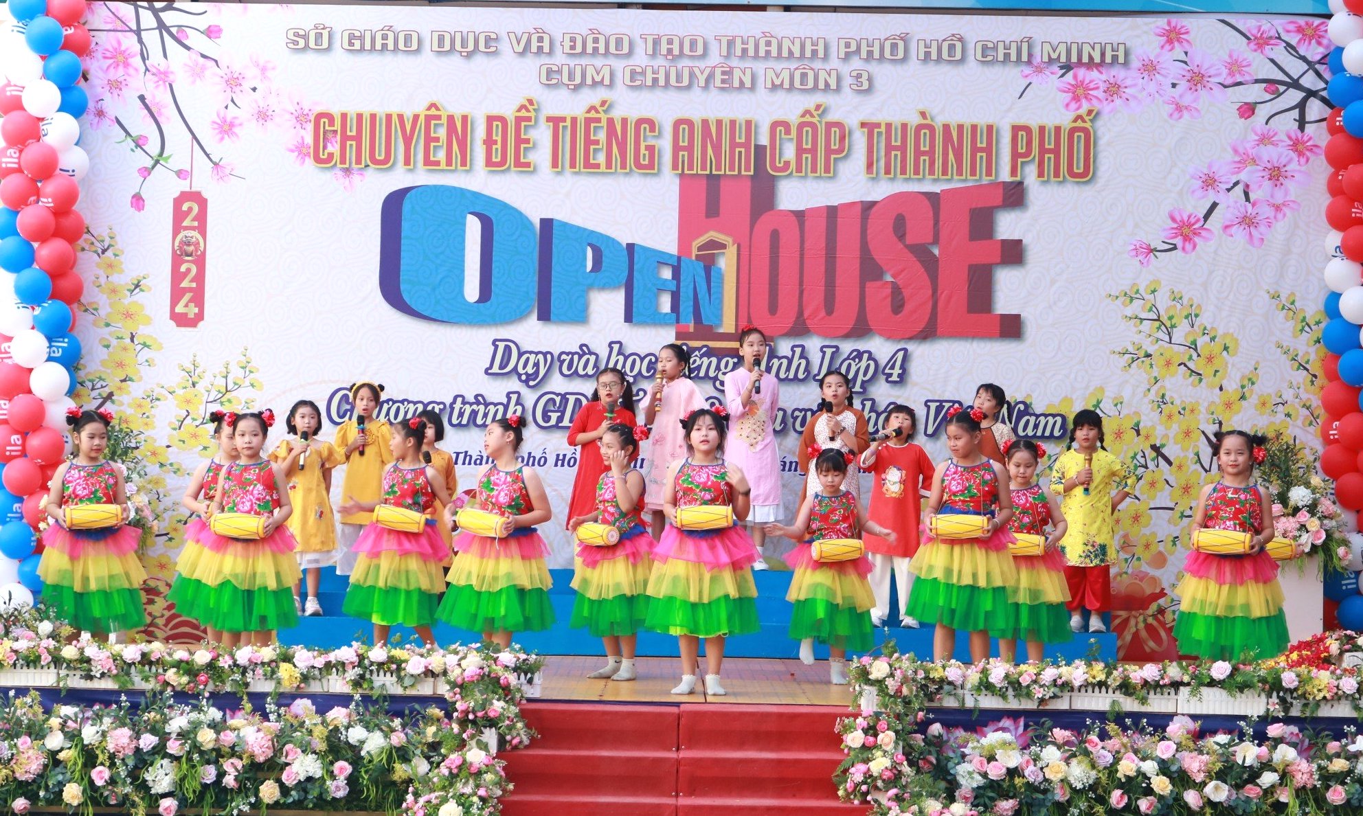 Học sinh tiểu học 'cầm trịch' tiết sinh hoạt, nói chuyện hoàn toàn bằng tiếng Anh- Ảnh 2.