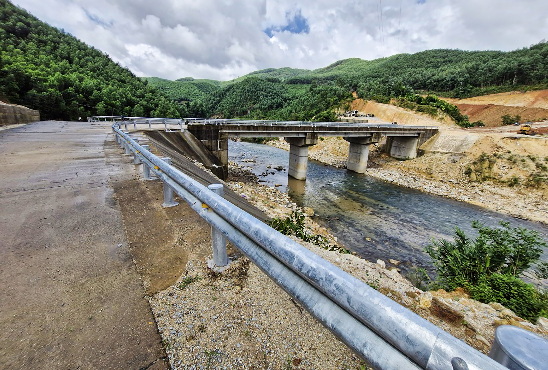 Ban QLDA ĐTXD và PTQĐ H.Ba Tơ thực hiện tốt giải ngân vốn đầu tư công- Ảnh 1. Ban QLDA ĐTXD và PTQĐ H.Ba Tơ thực hiện tốt giải ngân vốn đầu tư công- Ảnh 1.