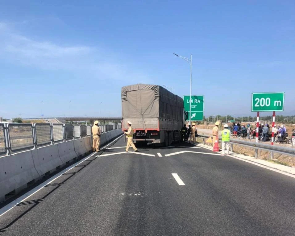 Bình Thuận: Truy bắt tài xế chống lại CSGT, chặn xe ngang cao tốc Vĩnh Hảo - Phan Thiết- Ảnh 1. Bình Thuận: Truy bắt tài xế chống lại CSGT, chặn xe ngang cao tốc Vĩnh Hảo - Phan Thiết- Ảnh 1.