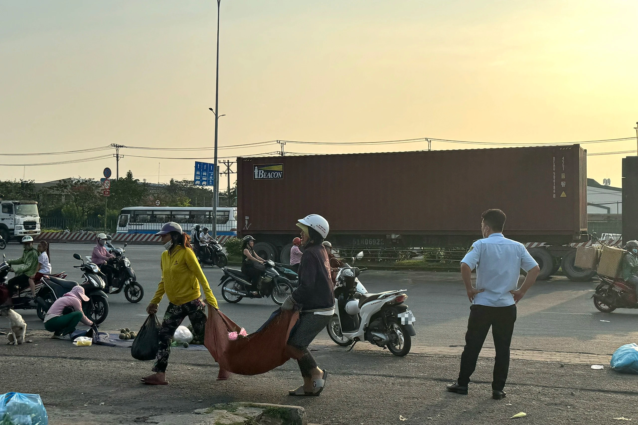Chiều tan ca Công ty PouYuen đông công nhân nhất TP.HCM: Mong sao thoát cảnh chợ 'chạy'- Ảnh 3. Chiều tan ca Công ty PouYuen đông công nhân nhất TP.HCM: Mong sao thoát cảnh chợ 'chạy'- Ảnh 3.