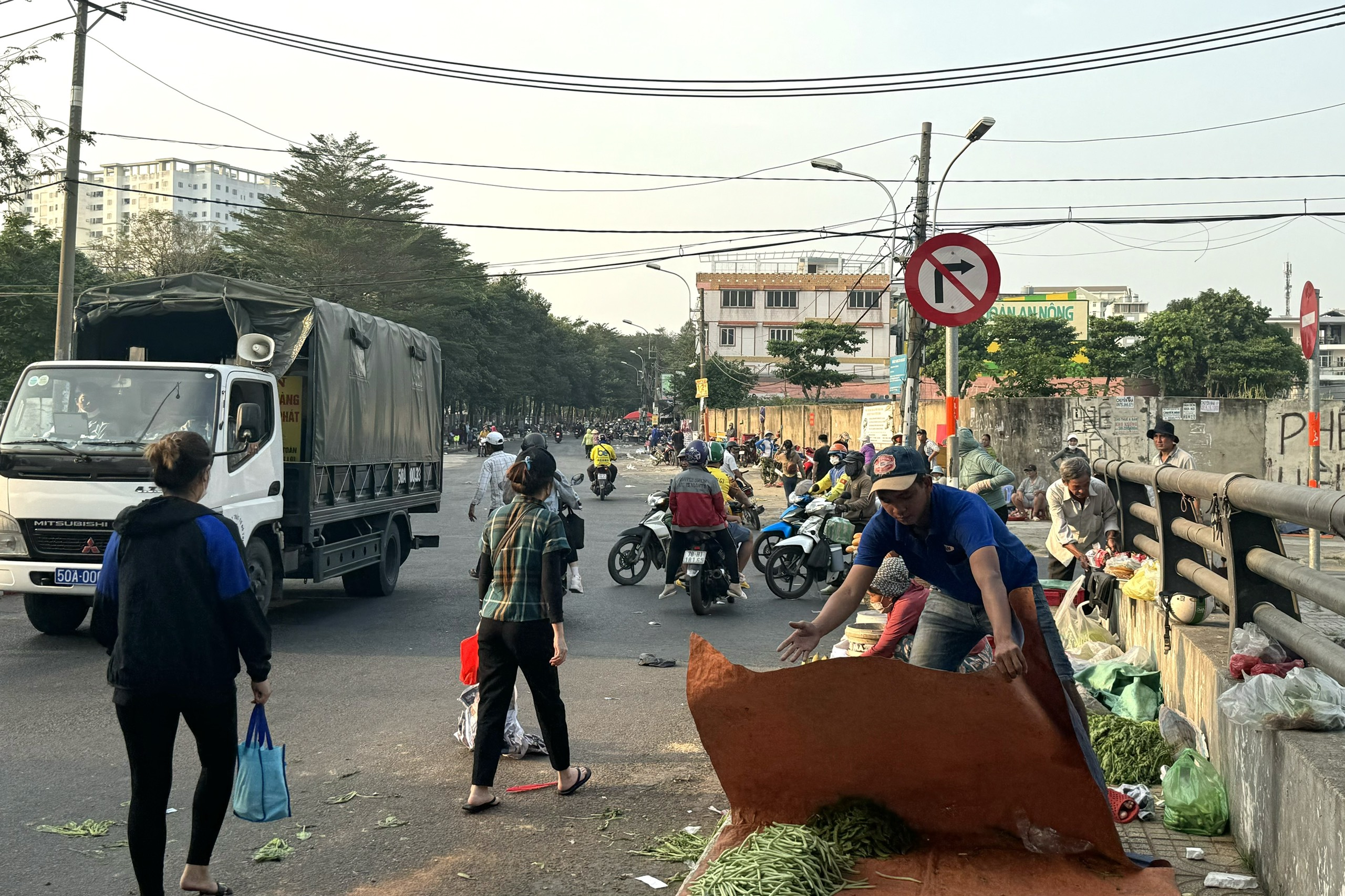 Chiều tan ca Công ty PouYuen đông công nhân nhất TP.HCM: Mong sao thoát cảnh chợ 'chạy'- Ảnh 2. Chiều tan ca Công ty PouYuen đông công nhân nhất TP.HCM: Mong sao thoát cảnh chợ 'chạy'- Ảnh 2.