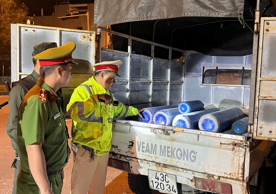 Đà Nẵng: Liên tiếp chặn bắt xe tải chở khí cười- Ảnh 1. Đà Nẵng: Liên tiếp chặn bắt xe tải chở khí cười- Ảnh 1.