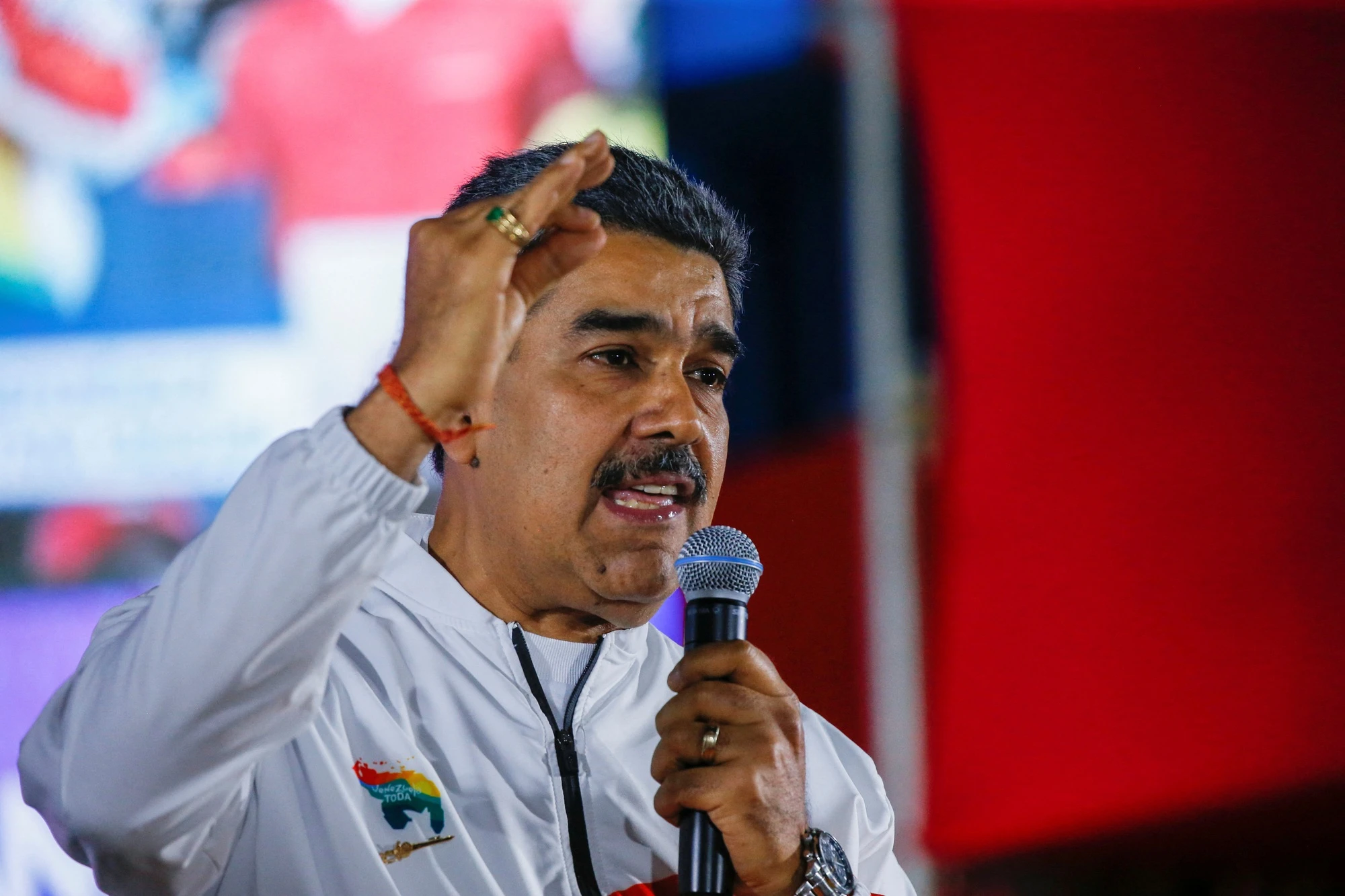 Dọa gần, đe xa- Ảnh 1. Dọa gần, đe xa- Ảnh 1.