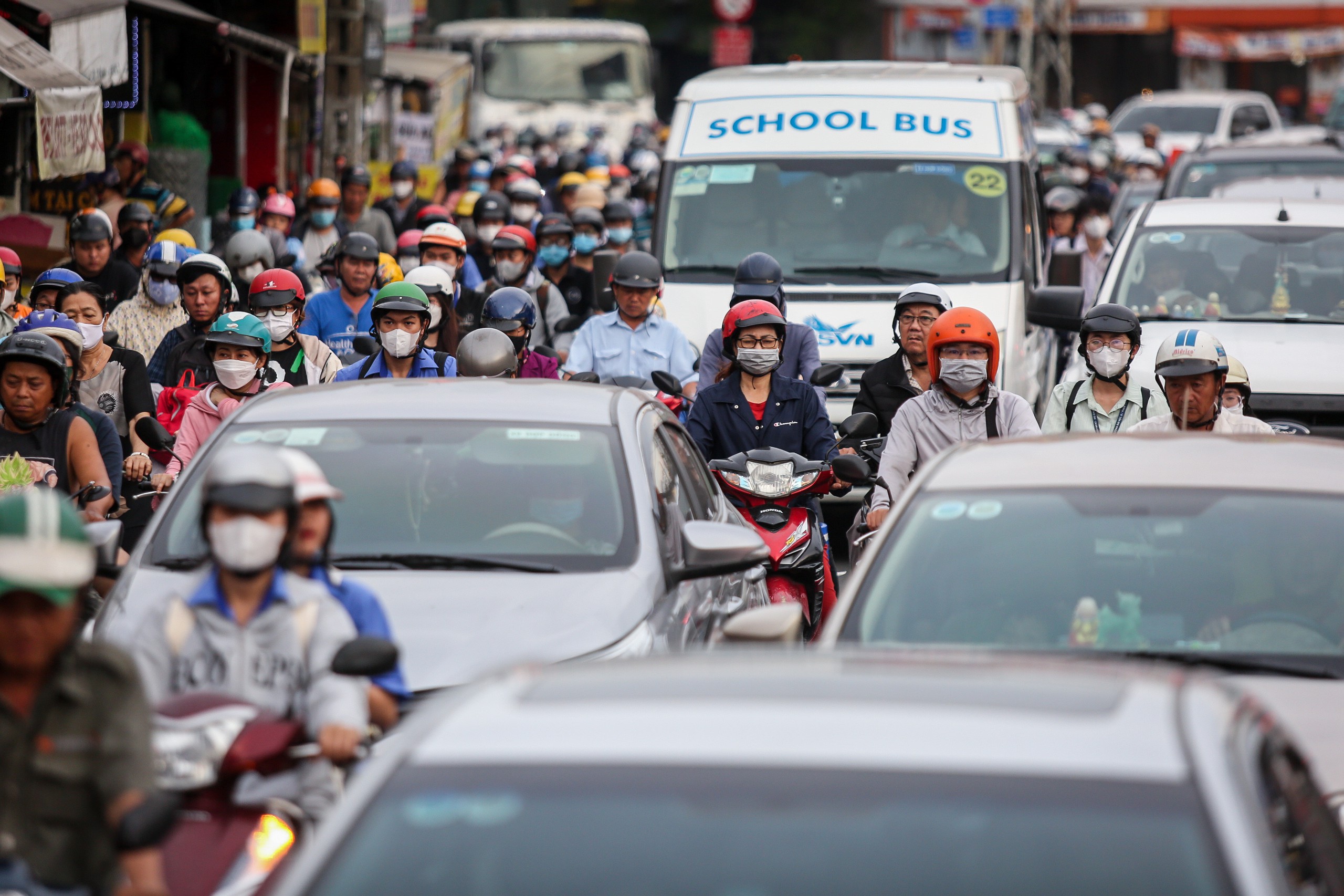 Đường phố hầm hập những ngày cận tết- Ảnh 1. Đường phố hầm hập những ngày cận tết- Ảnh 1.