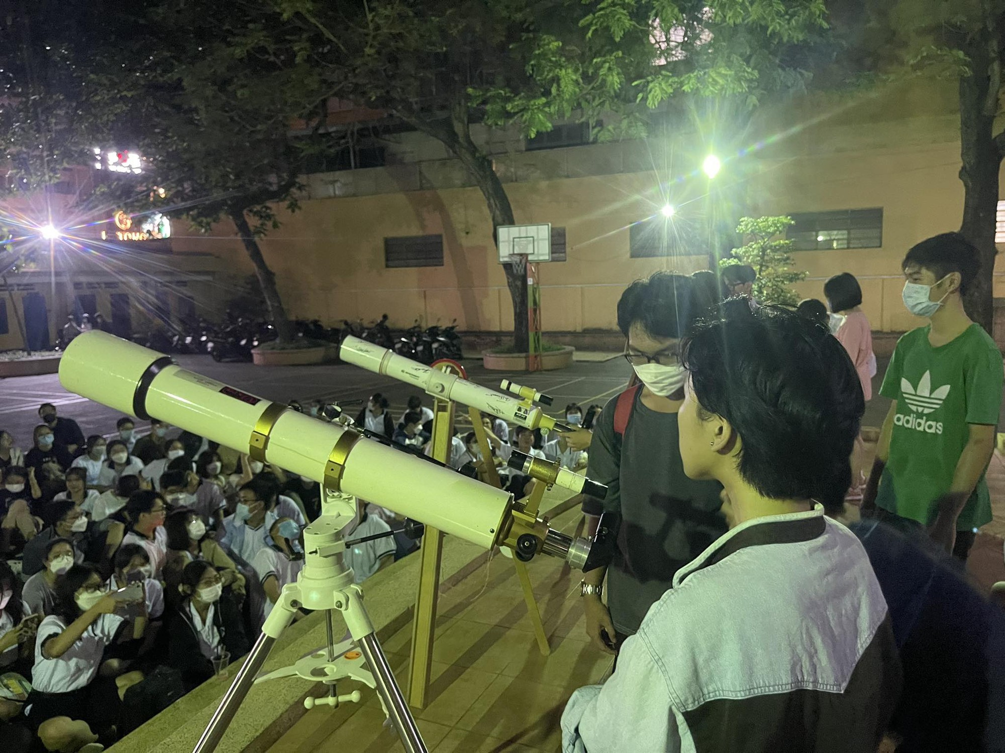 Không xếp hạng, bỏ điểm trung bình tổng, học sinh cảm thấy thế nào?- Ảnh 1. Không xếp hạng, bỏ điểm trung bình tổng, học sinh cảm thấy thế nào?- Ảnh 1.