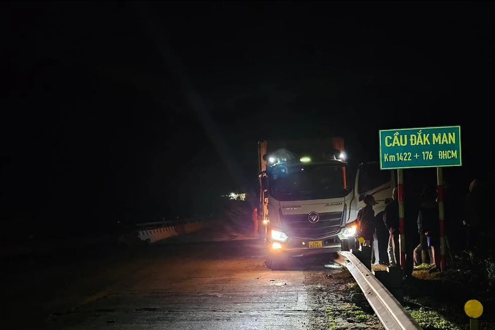 Kon Tum: Tai nạn liên hoàn khiến 1 phụ nữ tử vong- Ảnh 2. Kon Tum: Tai nạn liên hoàn khiến 1 phụ nữ tử vong- Ảnh 2.