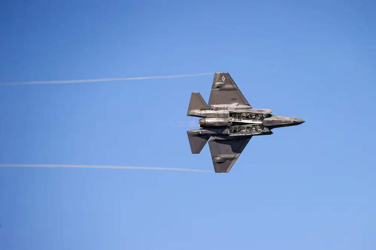 Lính thủy đánh bộ Mỹ cầu cứu 911 sau khi rơi mất tiêm kích F-35- Ảnh 1. Lính thủy đánh bộ Mỹ cầu cứu 911 sau khi rơi mất tiêm kích F-35- Ảnh 1.