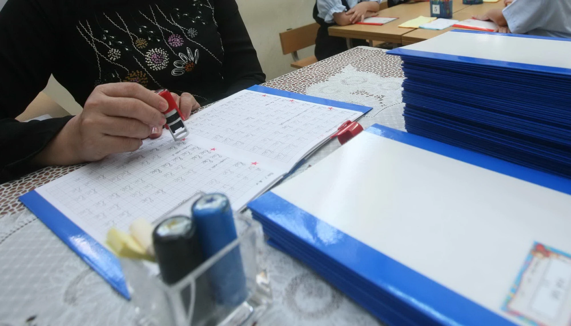 Mệt mỏi vì học bạ giấy- Ảnh 1. Mệt mỏi vì học bạ giấy- Ảnh 1.