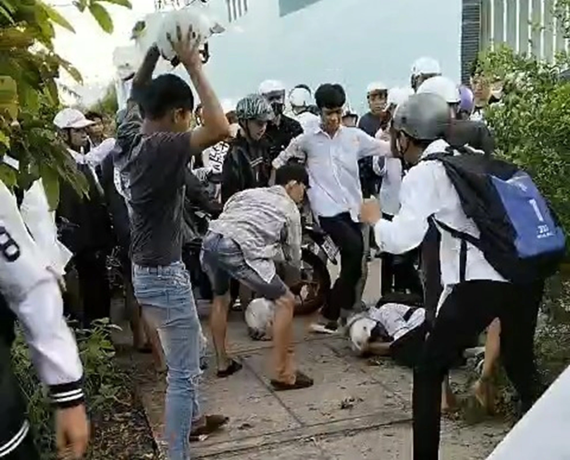 Nam sinh lớp 10 ở Trà Vinh bị 12 người đánh hội đồng- Ảnh 1. Nam sinh lớp 10 ở Trà Vinh bị 12 người đánh hội đồng- Ảnh 1.