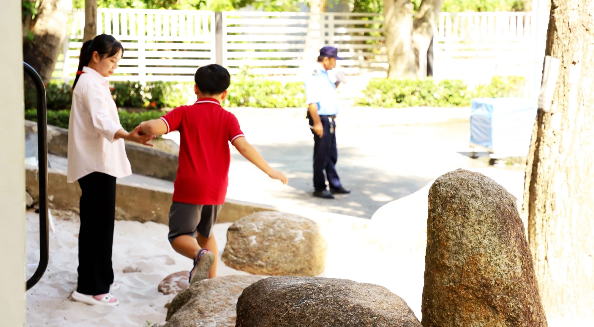 Những thầy cô giáo 'shadow': Vừa là giáo viên, vừa là người thân- Ảnh 1. Những thầy cô giáo 'shadow': Vừa là giáo viên, vừa là người thân- Ảnh 1.