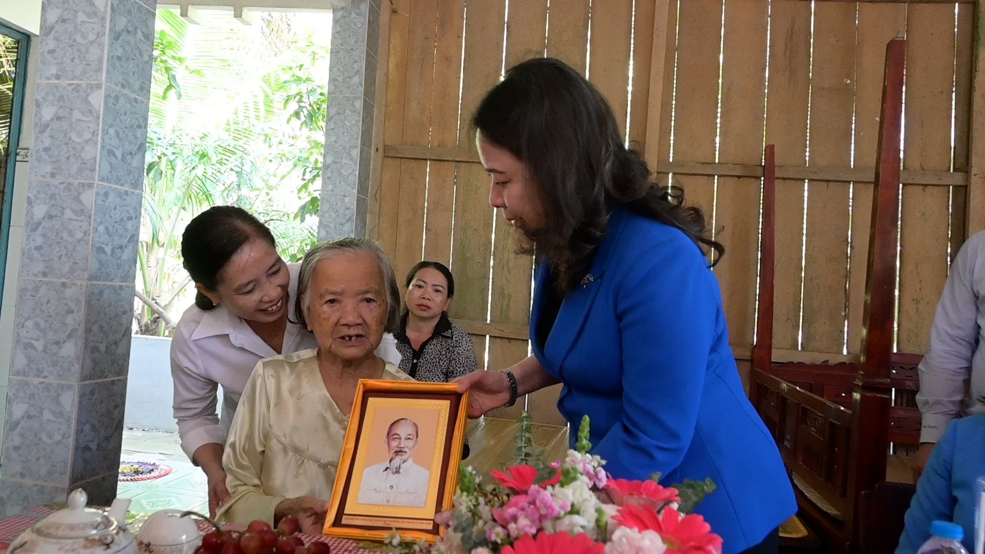 Phó chủ tịch nước Võ Thị Ánh Xuân trao 10 căn nhà Đại đoàn kết cho Bến Tre- Ảnh 1. Phó chủ tịch nước Võ Thị Ánh Xuân trao 10 căn nhà Đại đoàn kết cho Bến Tre- Ảnh 1.