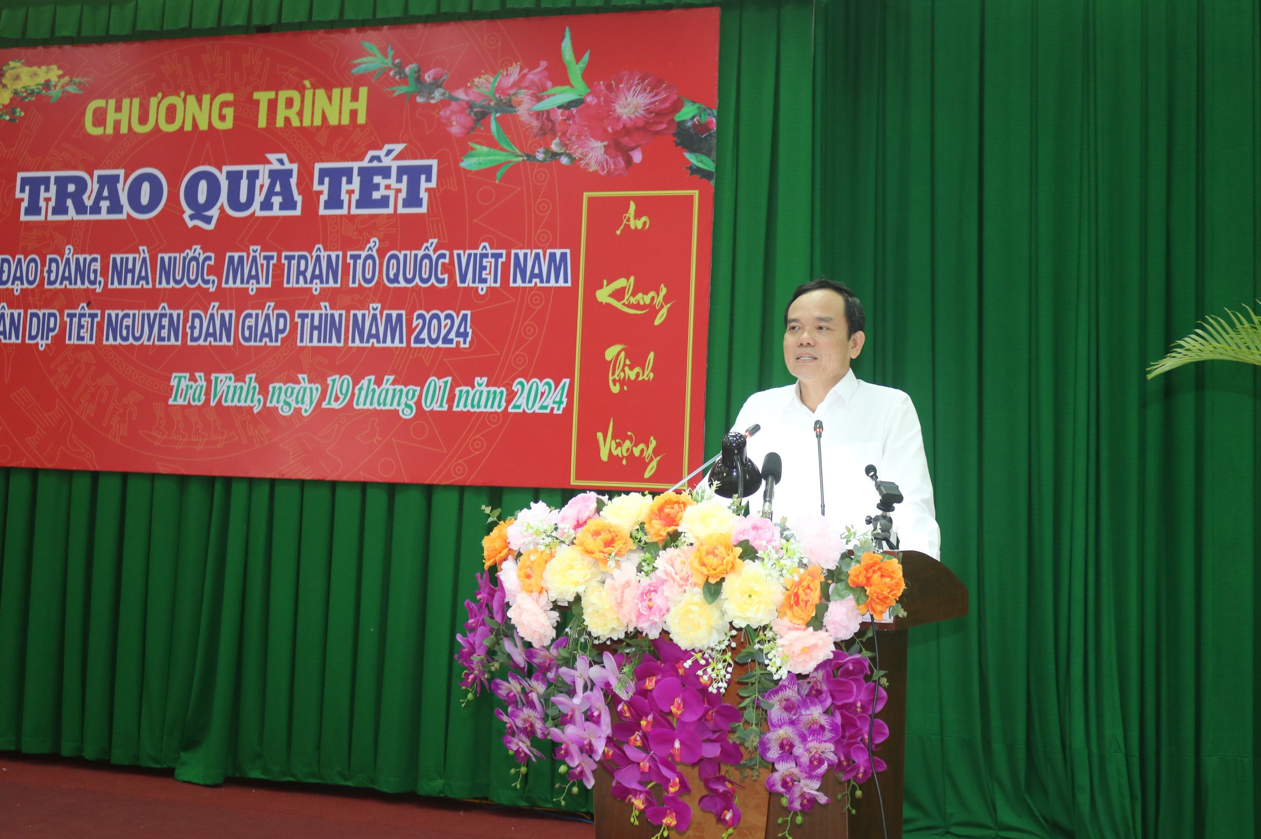 Phó thủ tướng Trần Lưu Quang thăm, tặng quà gia đình khó khăn ở Trà Vinh- Ảnh 1. Phó thủ tướng Trần Lưu Quang thăm, tặng quà gia đình khó khăn ở Trà Vinh- Ảnh 1.