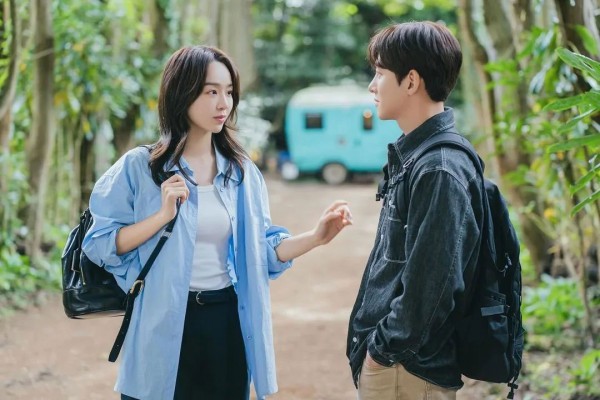 Phong cách tối giản của Shin Hye Sun trong phim "Welcome to Samdalri"