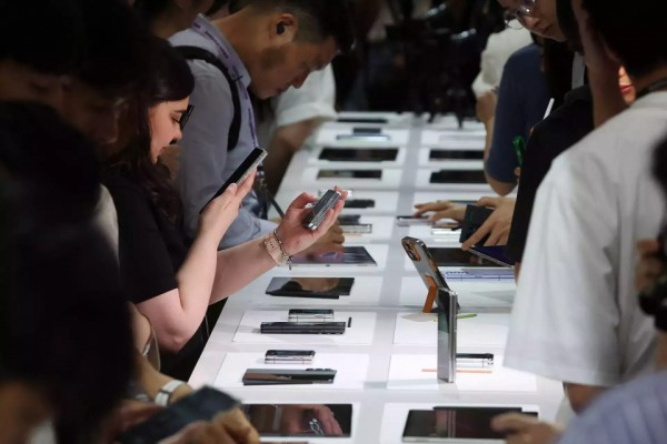 Samsung và Huawei khiến iPhone mất thế trong phân khúc smartphone cao cấp Samsung và Huawei khiến iPhone mất thế trong phân khúc smartphone cao cấp