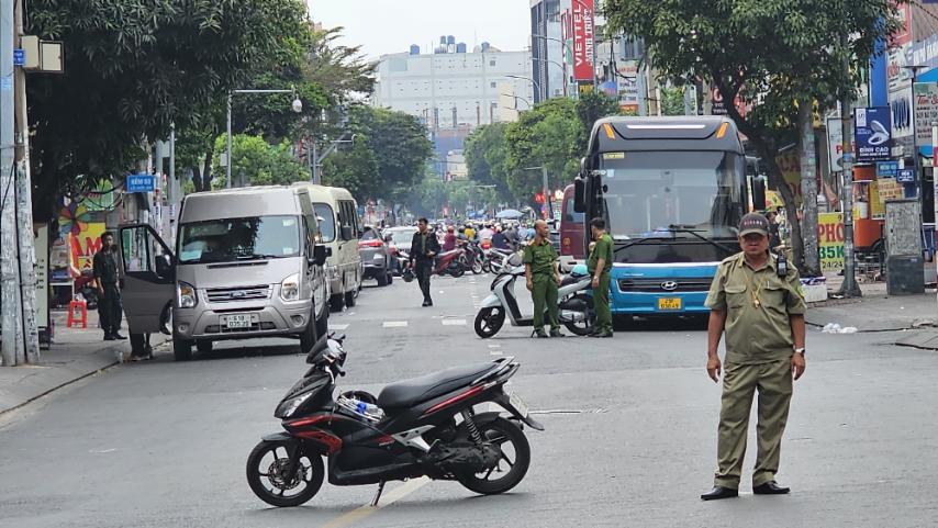 TP.HCM: Bộ Công an kiểm tra quán bar Phương Lâm xuyên đêm và cả ngày- Ảnh 1. TP.HCM: Bộ Công an kiểm tra quán bar Phương Lâm xuyên đêm và cả ngày- Ảnh 1.