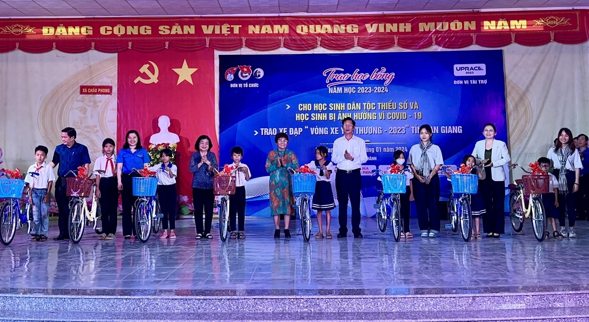 Trao 50 suất học bổng Vừ A Dính cho học sinh tỉnh An Giang- Ảnh 1. Trao 50 suất học bổng Vừ A Dính cho học sinh tỉnh An Giang- Ảnh 1.