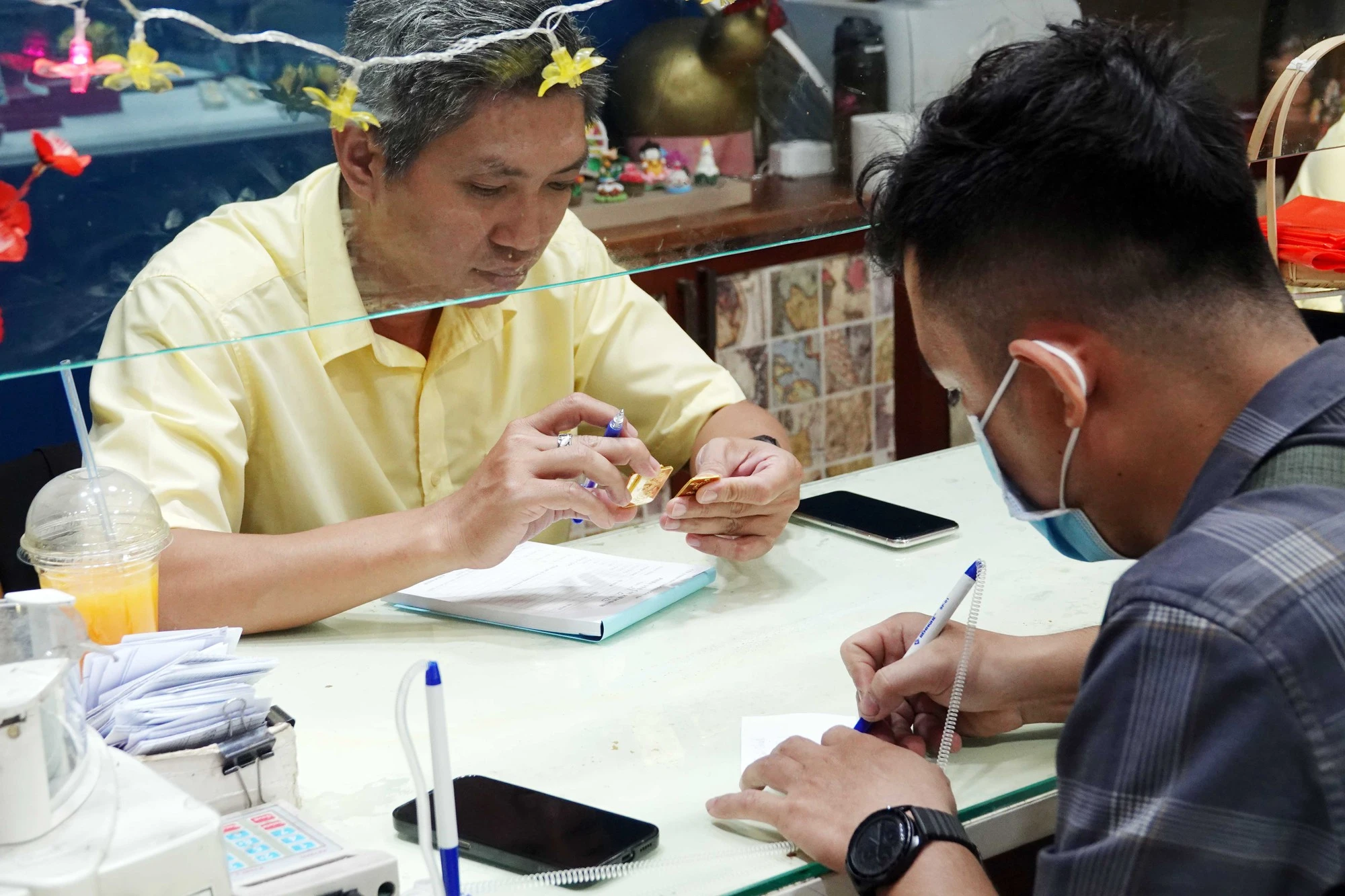 Vàng bất động sau khi lãnh đạo Ngân hàng Nhà nước 'không chấp nhận giá quá cao'- Ảnh 1. Vàng bất động sau khi lãnh đạo Ngân hàng Nhà nước 'không chấp nhận giá quá cao'- Ảnh 1.