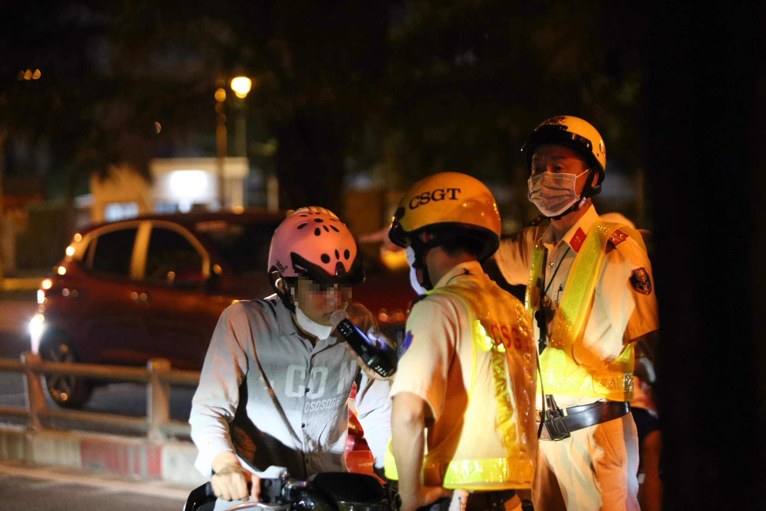 Vi phạm nồng độ cồn: 'Sẽ bỏ xe vì giấy tờ đã mang cầm cố'- Ảnh 1. Vi phạm nồng độ cồn: 'Sẽ bỏ xe vì giấy tờ đã mang cầm cố'- Ảnh 1.