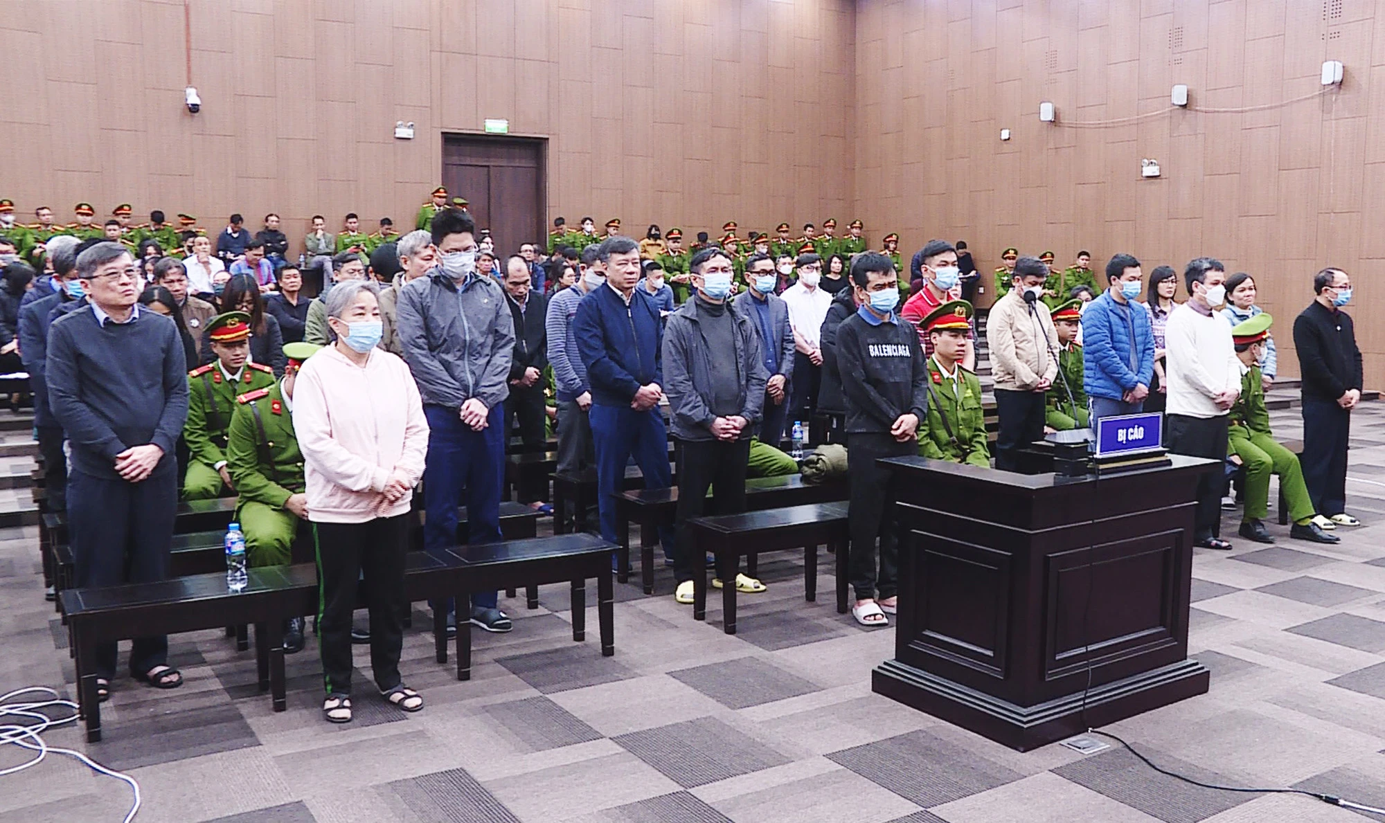 Các bị cáo nghe tòa tuyên án chiều 12.1Ảnh: TRẦN PHAN Các bị cáo nghe tòa tuyên án chiều 12.1Ảnh: TRẦN PHAN