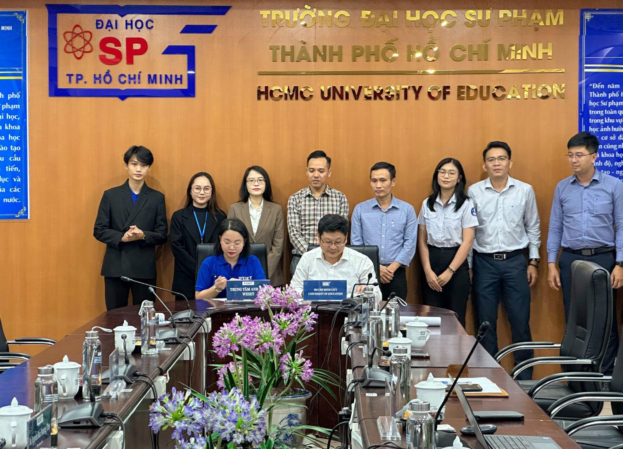 Đại diện WESET ký kết với đại diện trường Đại học Sư phạm TP.HCM Đại diện WESET ký kết với đại diện trường Đại học Sư phạm TP.HCM
