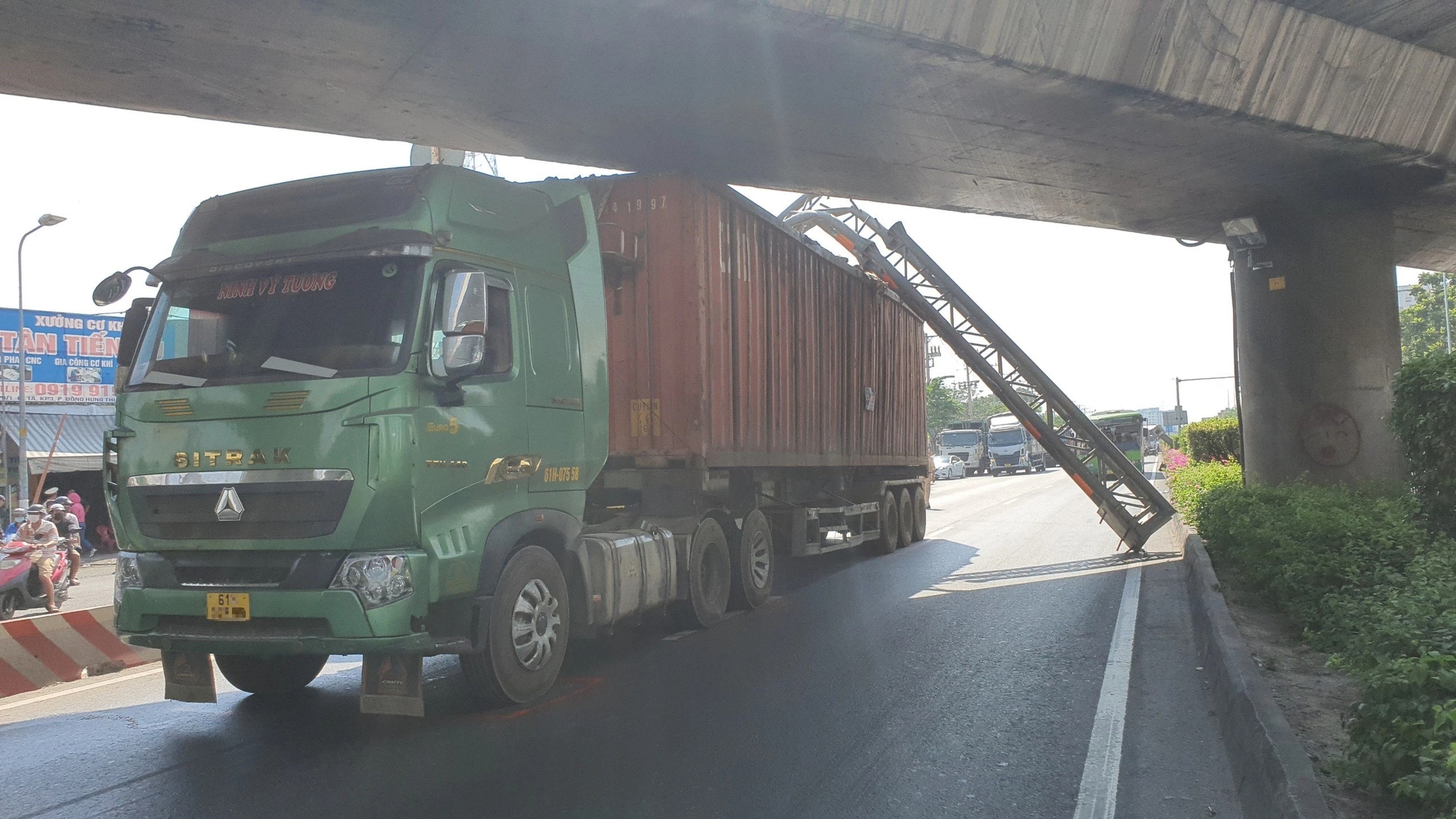 Xe container kéo ngã khung thép nặng hàng tấn trúng xe buýt hành khách la hét- Ảnh 1. Xe container kéo ngã khung thép nặng hàng tấn trúng xe buýt hành khách la hét- Ảnh 1.