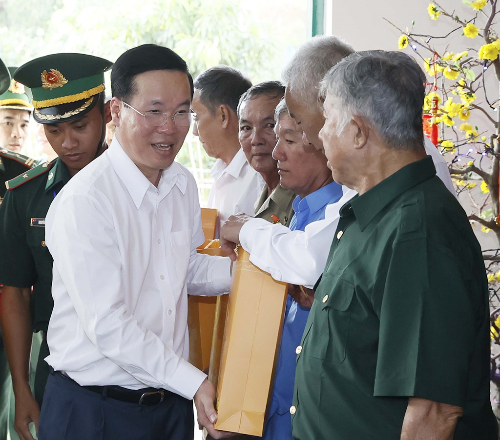 'Xuân biên phòng ấm lòng dân bản' là minh chứng sống động về tình đoàn kết quân dân- Ảnh 1. 'Xuân biên phòng ấm lòng dân bản' là minh chứng sống động về tình đoàn kết quân dân- Ảnh 1.