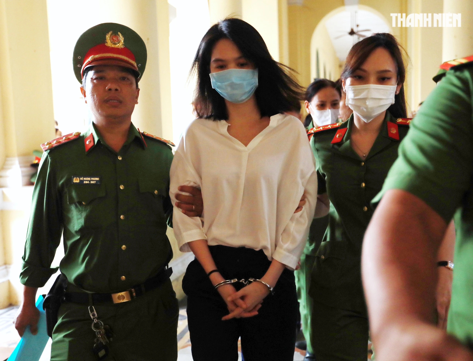 Người mẫu Ngọc Trinh bị áp giải đến phiên tòa để xét xử- Ảnh 2.