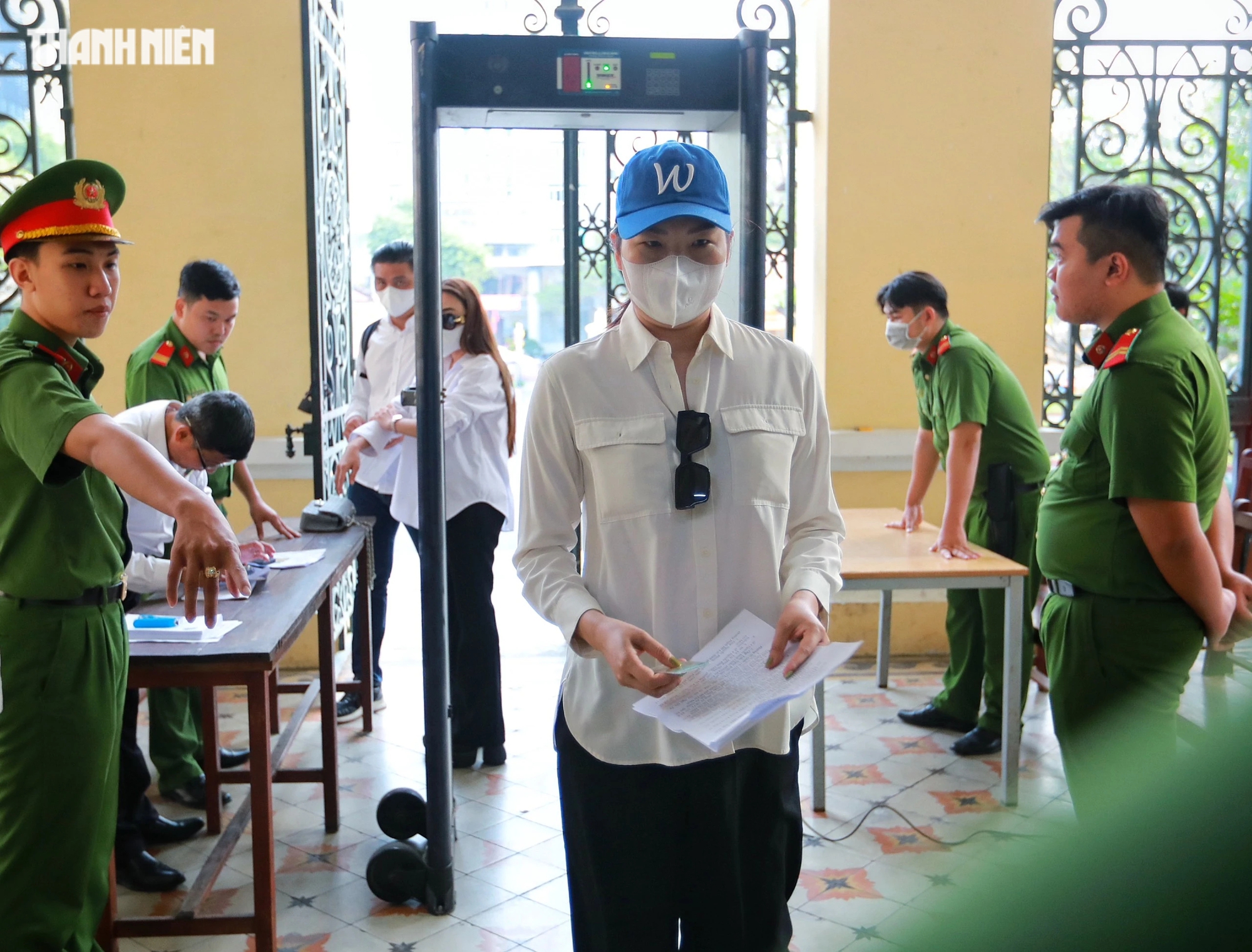 Người mẫu Ngọc Trinh bị áp giải đến phiên tòa để xét xử- Ảnh 4.