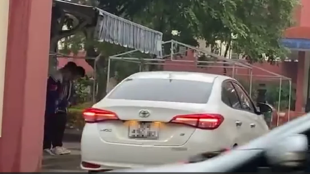 Giáo viên công kích người phản ánh vụ 'học sinh cúi chào giáo viên trong ô tô'- Ảnh 2.