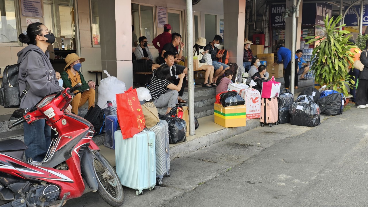 Người dân xếp hàng chờ mua vé tại Bến xe miền Tây- Ảnh 2. Người dân xếp hàng chờ mua vé tại Bến xe miền Tây- Ảnh 2.