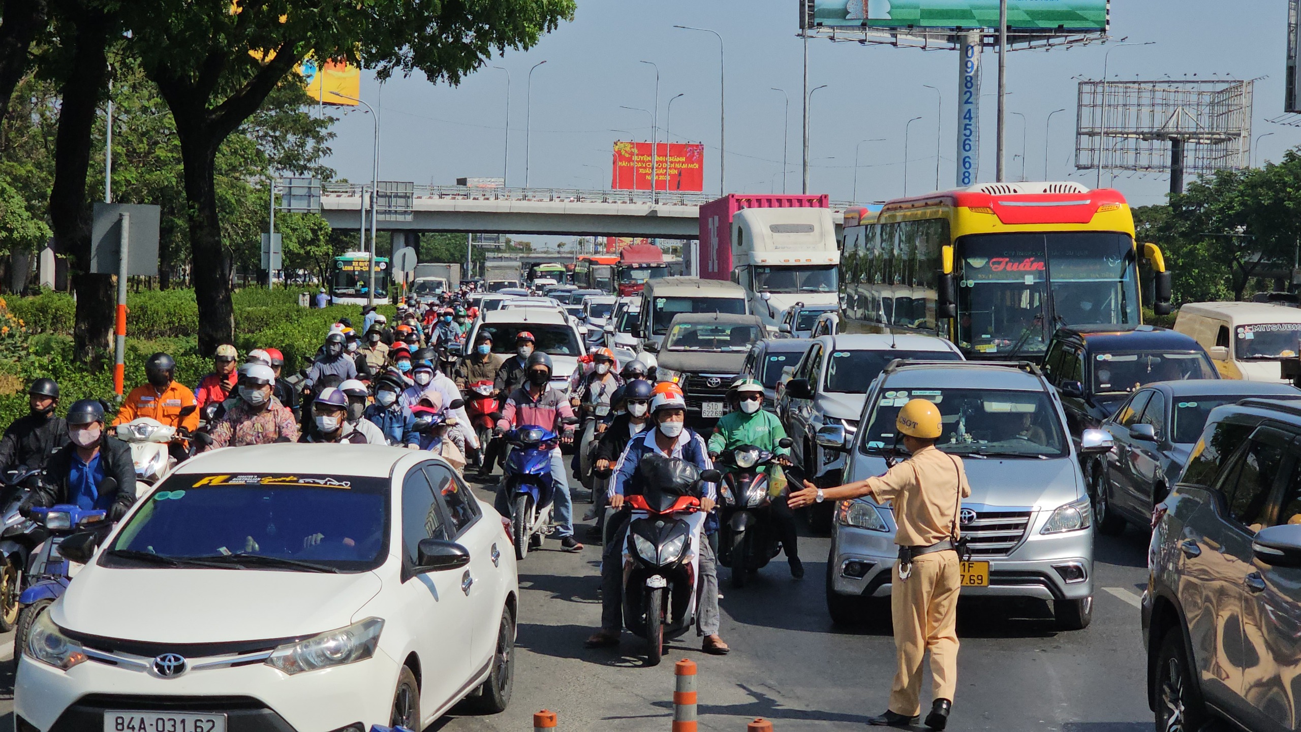 Người dân xếp hàng chờ mua vé tại Bến xe miền Tây- Ảnh 3. Người dân xếp hàng chờ mua vé tại Bến xe miền Tây- Ảnh 3.