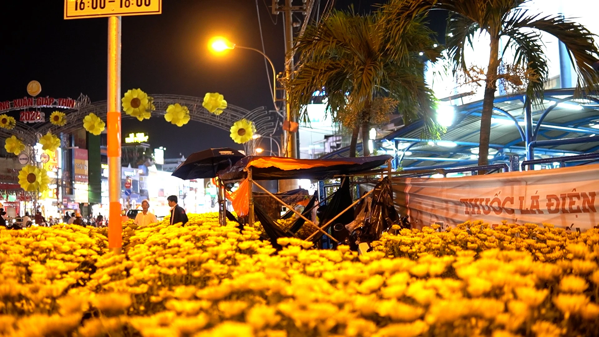 Tiểu thương mắc võng, trải chiếu thức xuyên đêm canh hoa tết: ‘Phải cố gắng thôi’