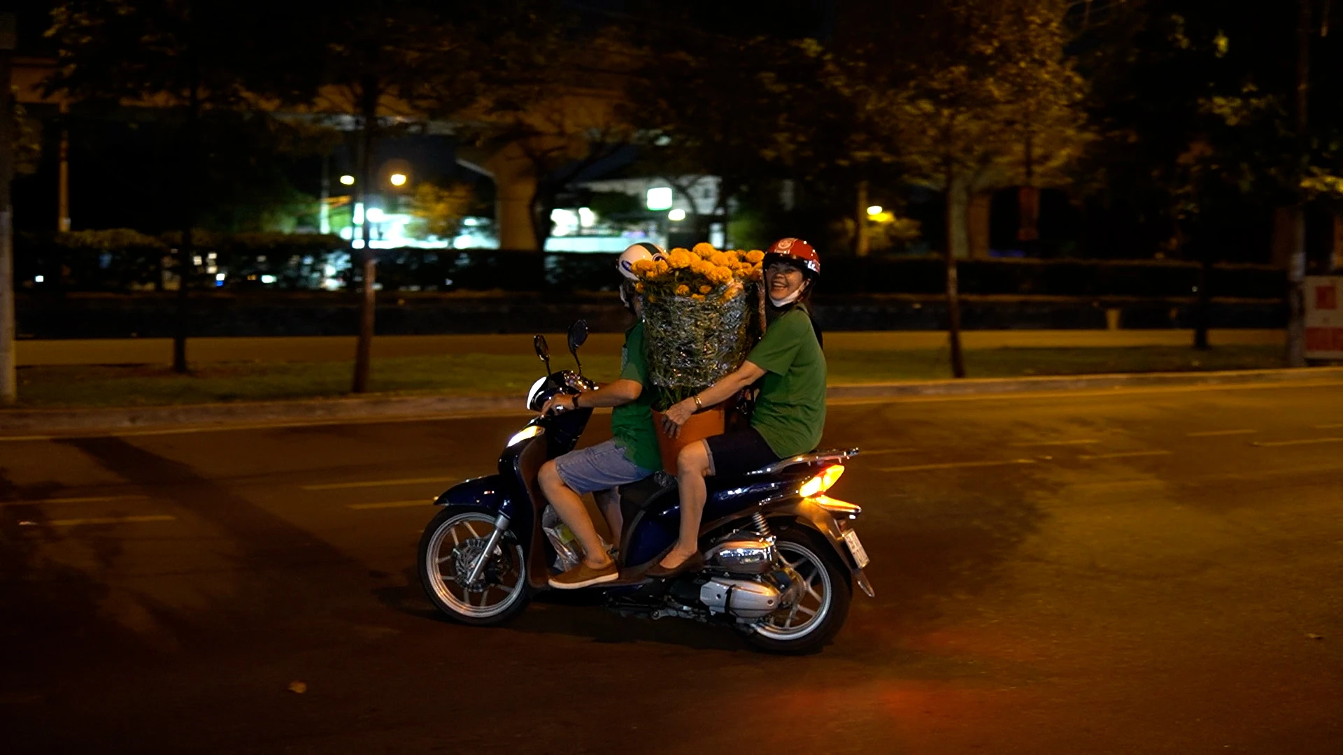 Tiểu thương mắc võng, trải chiếu thức xuyên đêm canh hoa tết: ‘Phải cố gắng thôi’