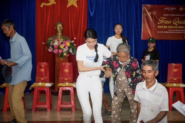 Trang phục giản dị khi đi trao quà tết cho người nghèo của á hậu Hoàng Nhung