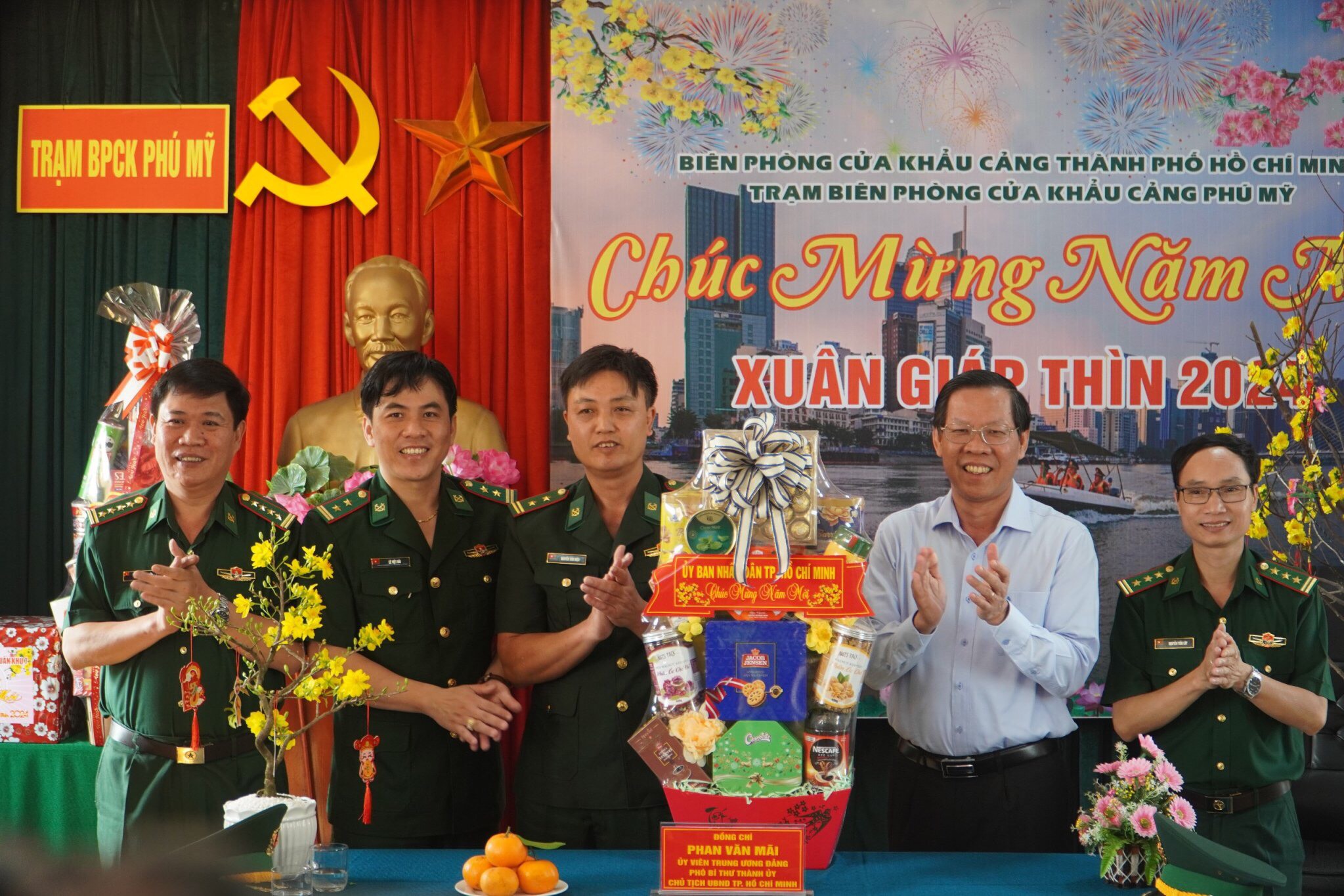 Chủ tịch Phan Văn Mãi thăm công nhân xa quê đón tết tại TP.HCM- Ảnh 3.