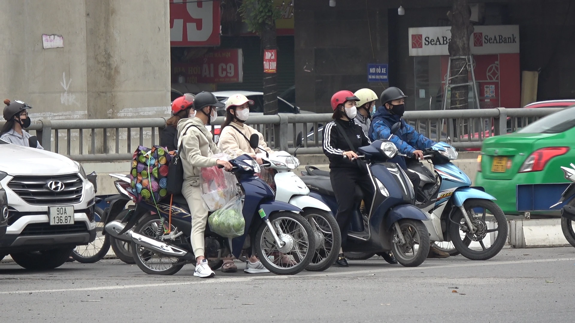 Đường phố Hà Nội bất ngờ vắng vẻ trong ngày làm việc cuối cùng trước tết