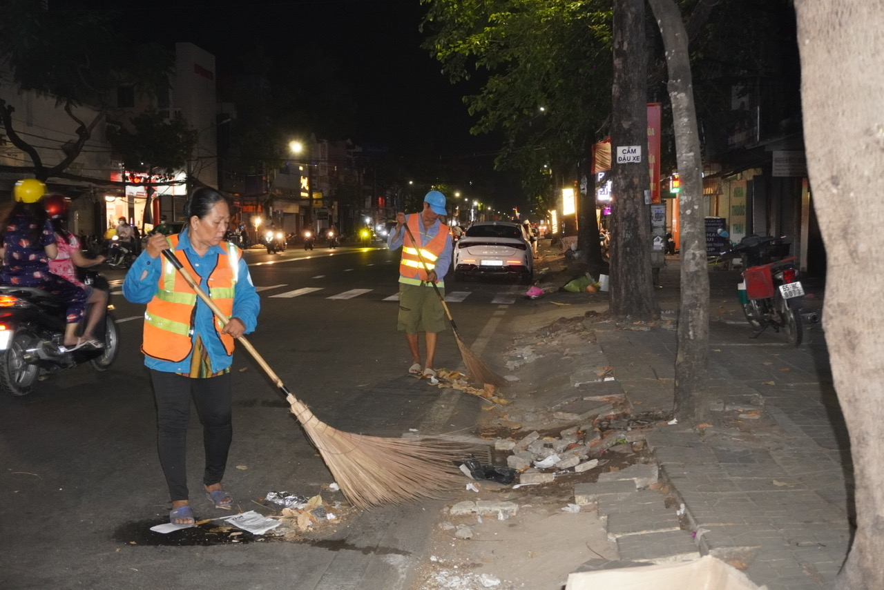 Tết đến, công nhân vệ sinh môi trường ‘gồng mình’ tăng ca dọn rác- Ảnh 3.