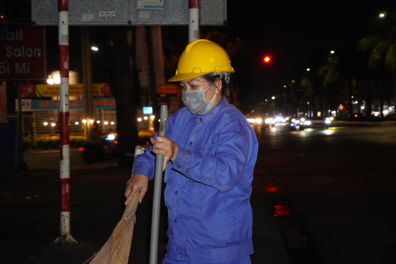 Tết đến, công nhân vệ sinh môi trường ‘gồng mình’ tăng ca dọn rác- Ảnh 6.