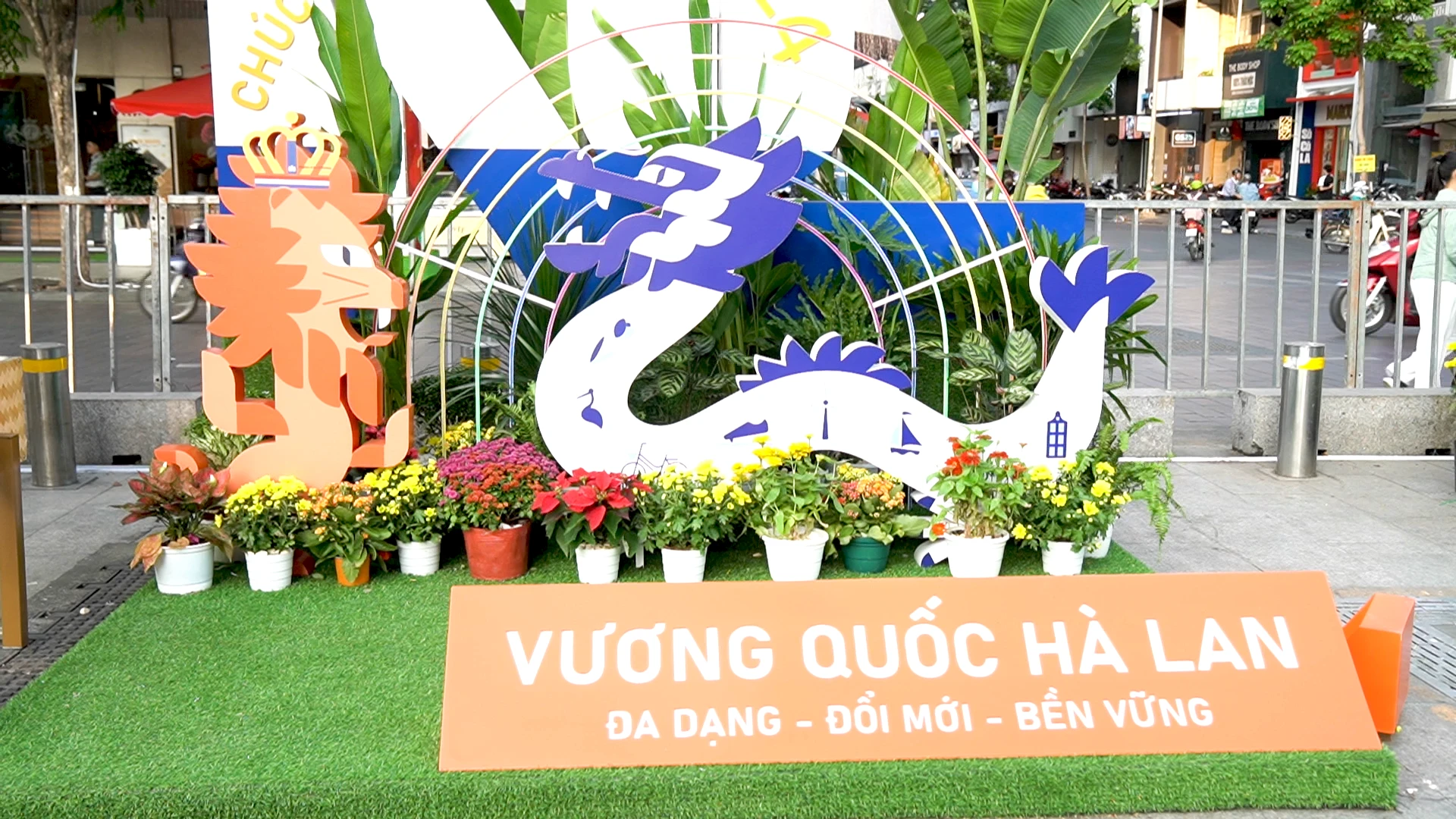 BLV Phước Nhân choáng ngợp với cặp đôi rồng dài 100 mét ở đường hoa Nguyễn Huệ Tết Giáp Thìn