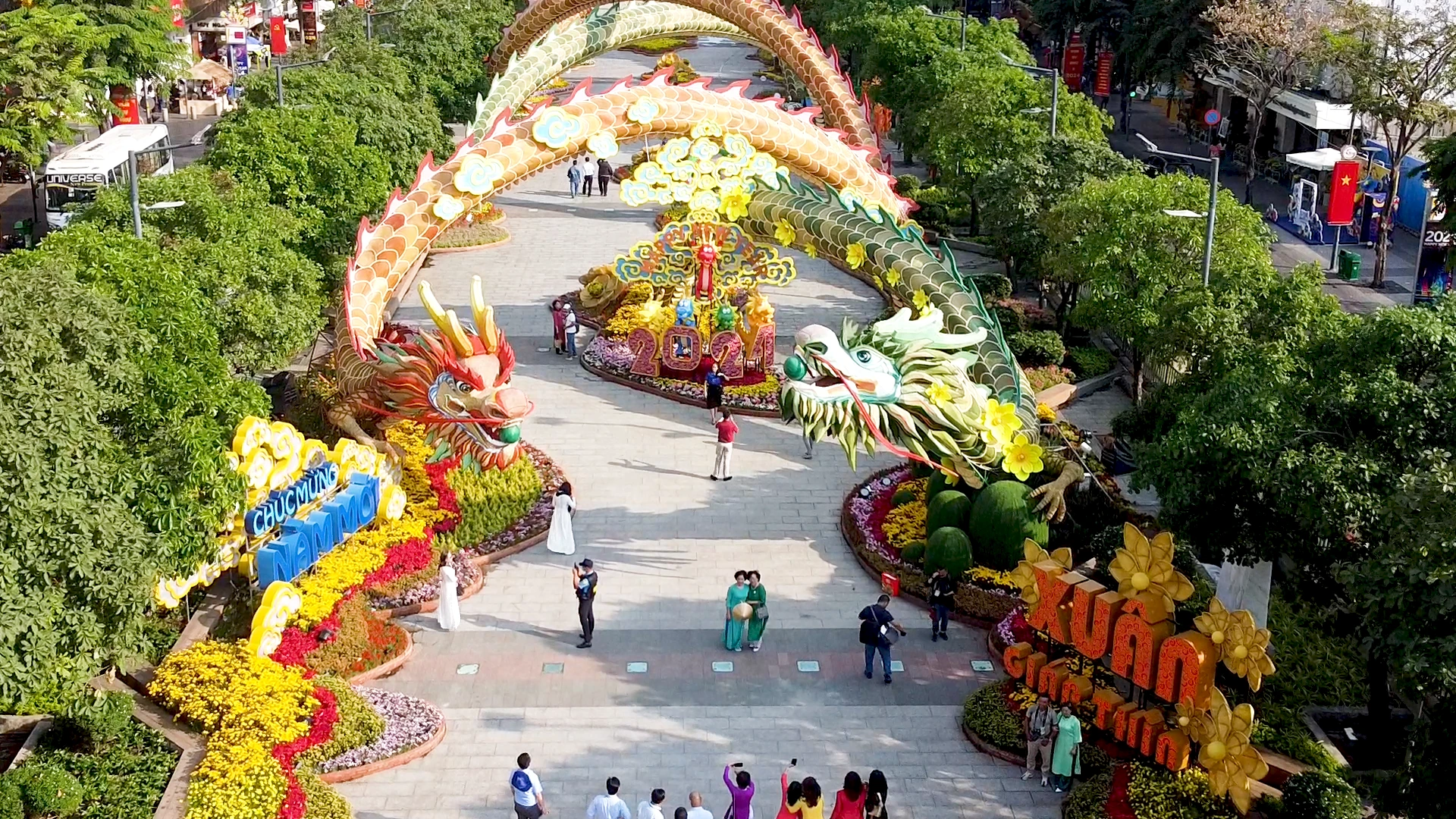 BLV Phước Nhân choáng ngợp với cặp đôi rồng dài 100 mét ở đường hoa Nguyễn Huệ Tết Giáp Thìn