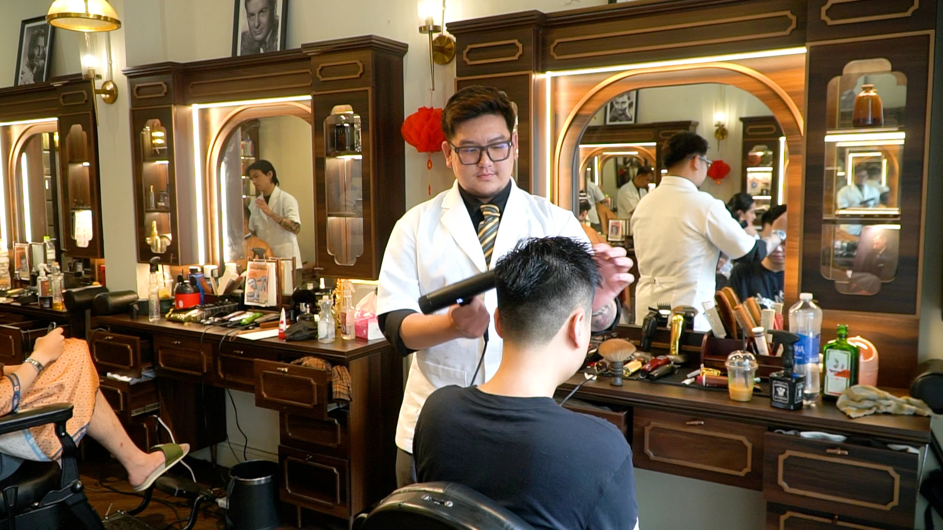 29 tết: Tiệm tóc không dám nhận thêm khách, thợ 