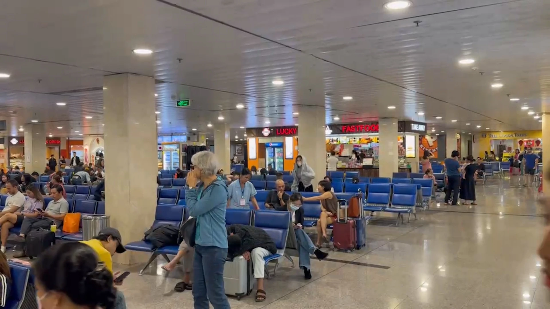 Ngày 30 tết: Sân bay Tân Sơn Nhất chỉ như ngày thường, sân bay Nội Bài lác đác khách đi
