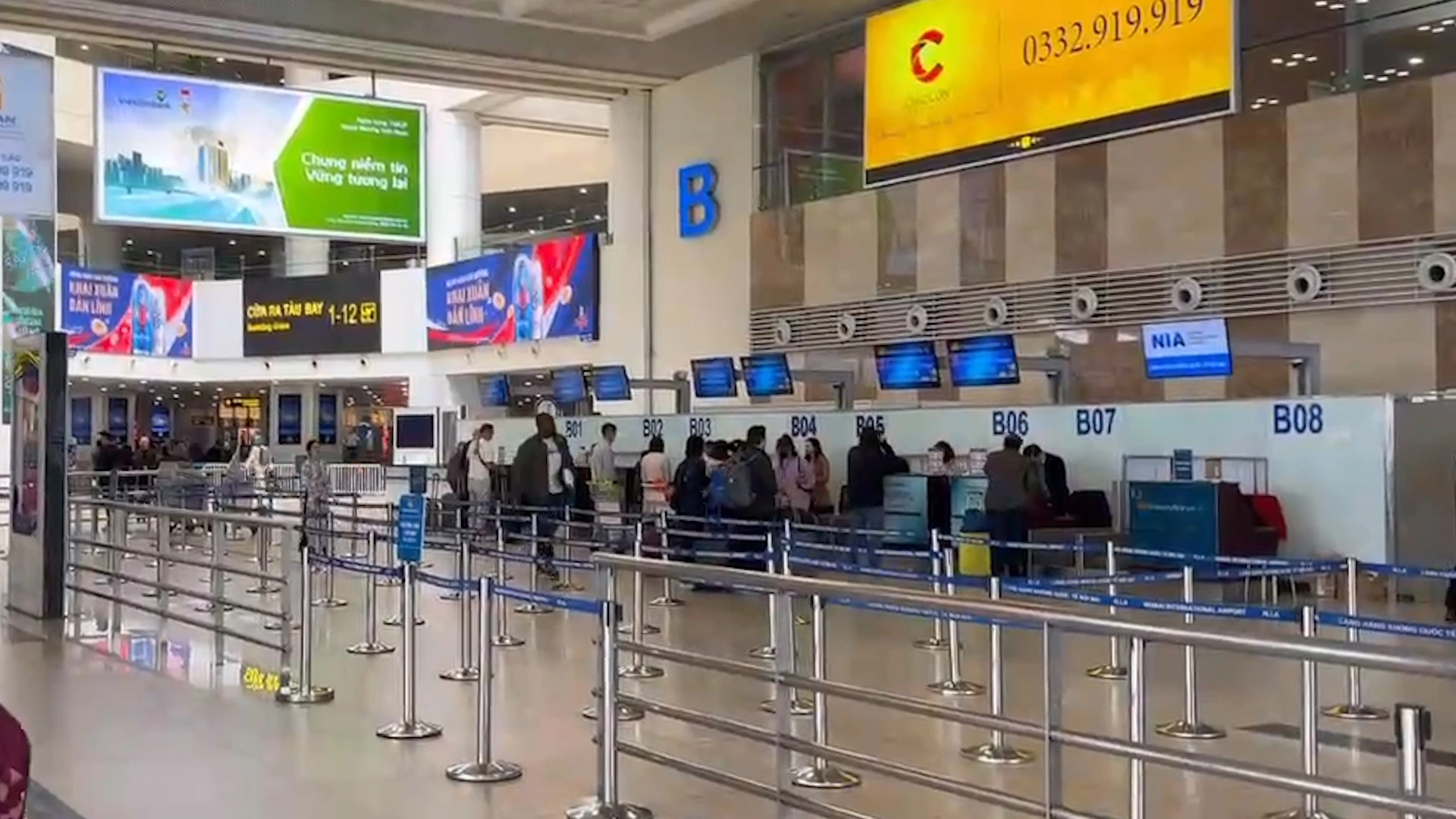 Ngày 30 tết: Sân bay Tân Sơn Nhất chỉ như ngày thường, sân bay Nội Bài lác đác khách đi