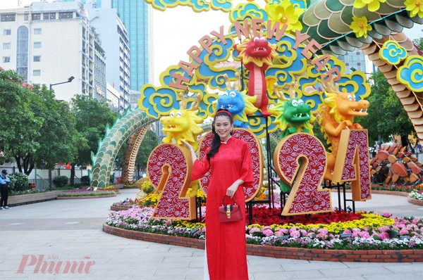 Á hậu, người mẫu, diễn viên diện áo dài xuân "check-in" đường hoa Nguyễn Huệ sớm